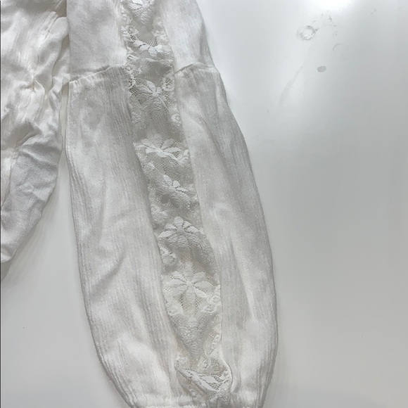 Hollister M off the shoulder flowey shirt - Picture 2 of 5